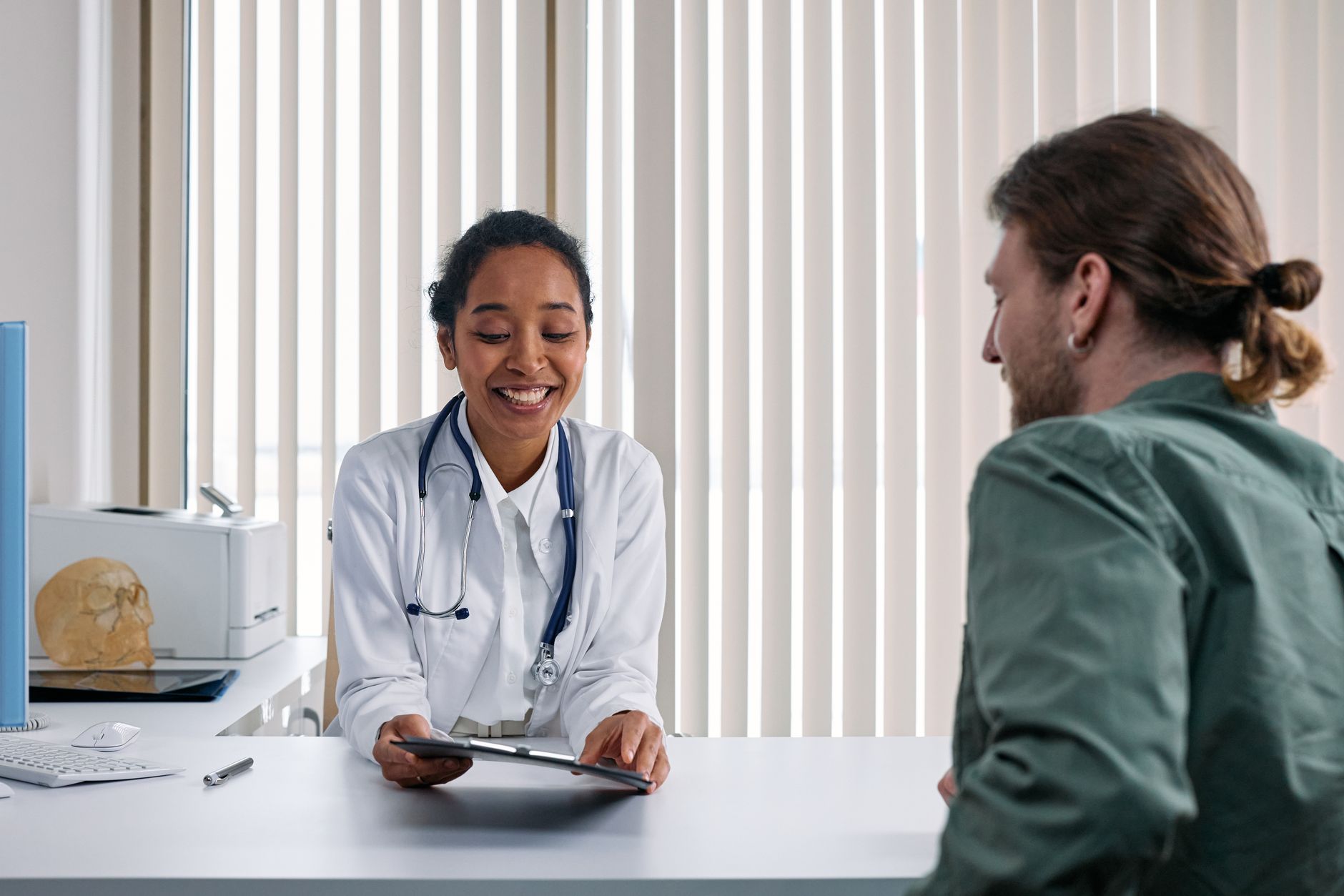 Médico em consulta humanizada com paciente
